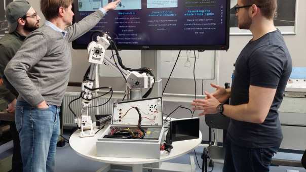 Sfeerfoto's Robotics-at-HAN middag met demo's van studenten. Twee studenten bij beeldscherm