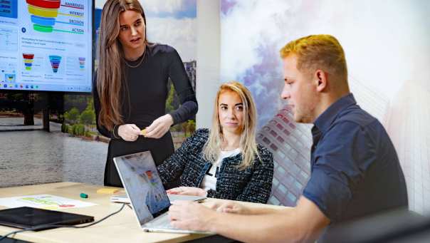 Studenten van de associate degree Commerciële Economie deeltijd, duaal uitstroom Business Development in overleg. 