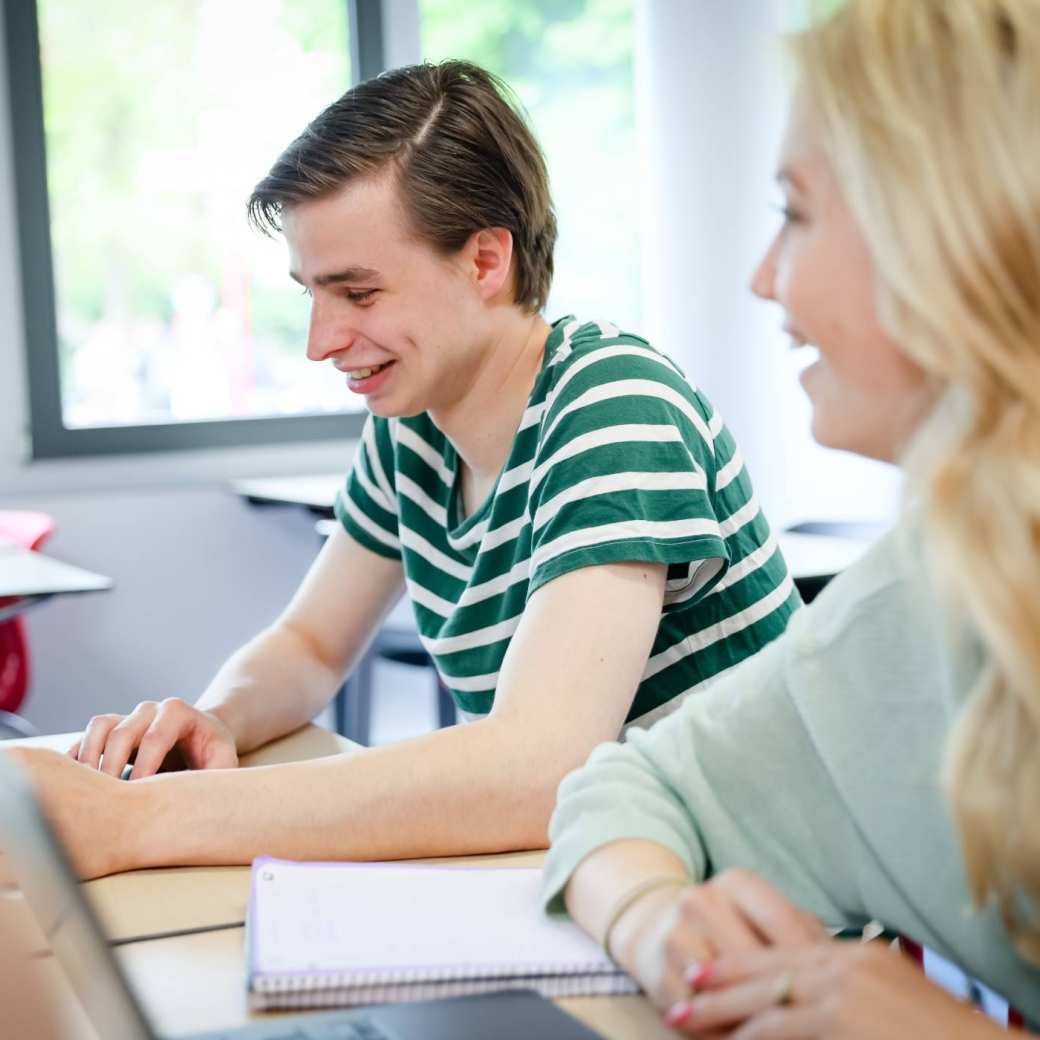 bedrijfskunde voltijd, foto 6339, student aan het werk op laptop in de klas