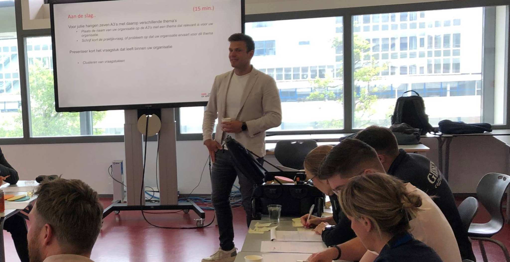 Mitchell van Roij spreekt deelnemers Kick-off sessie: Leren in netwerken toe