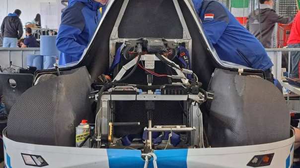 Werken aan de HM23 van HAN Hydromotive tijdens de Shell Eco Marathon