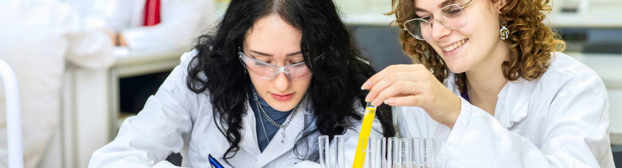 Twee studenten Leraar Natuurkunde kijken aandachtig naar hun experiment.