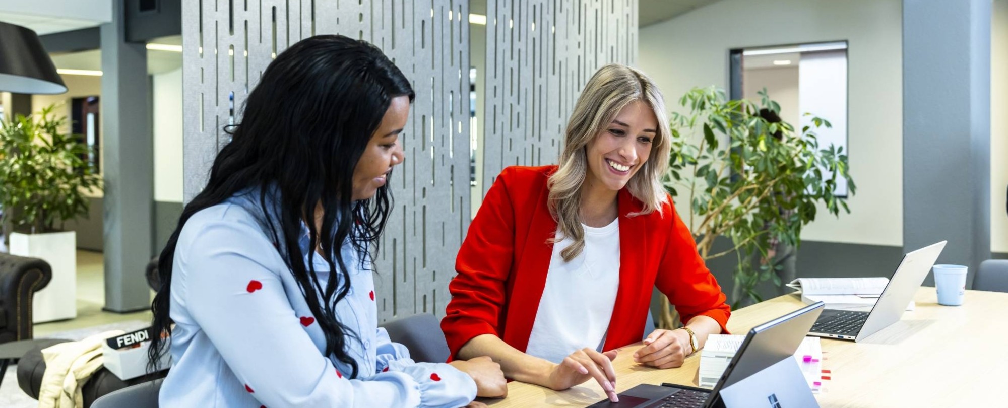 Studenten bachelor Accountancy in gesprek