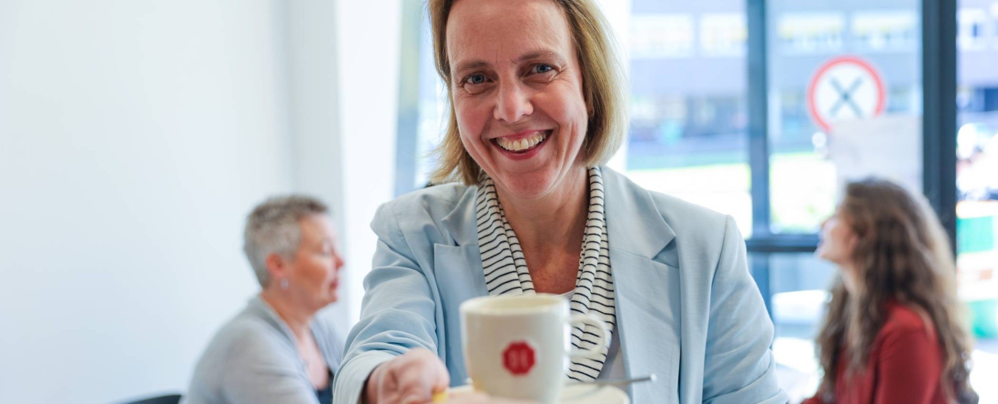 Deelnemer van Projectmanagementondersteuning tijdens de pauze met koffie