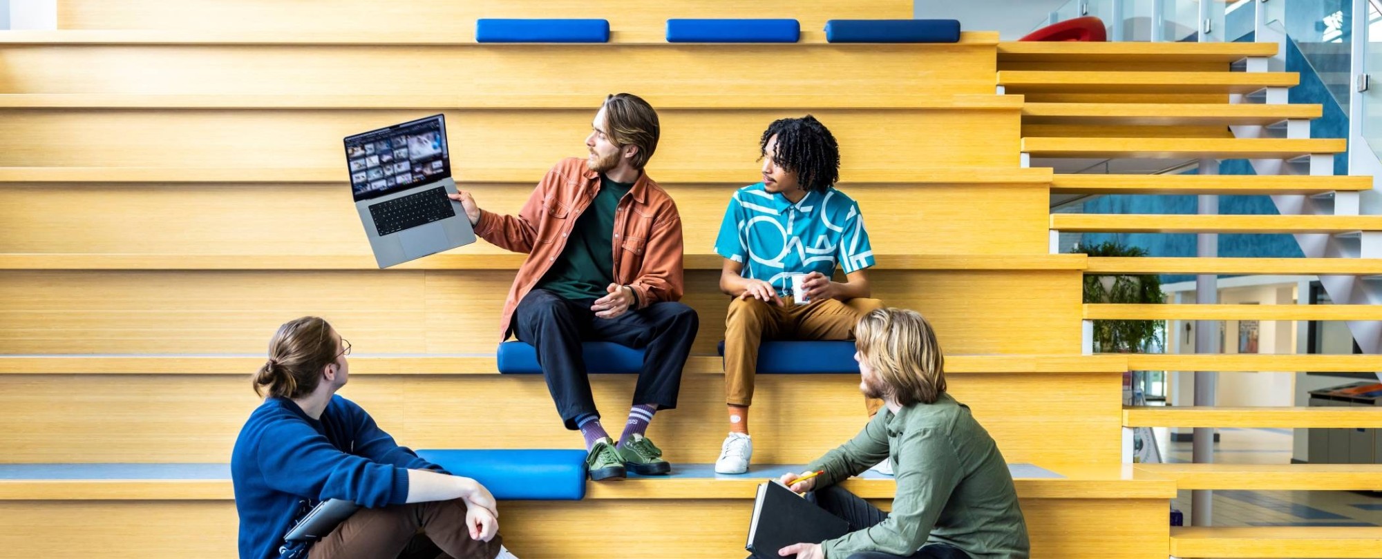 CMD docent laat laptop zien aan cmd studenten