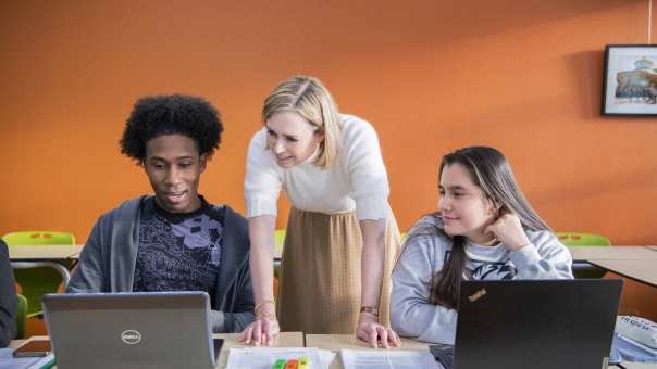 docent met 2 studenten masters lerarenopleidingen Educatie