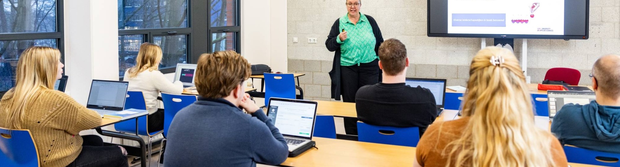 Studenten de associate degree Logistiek hebben les van een docent