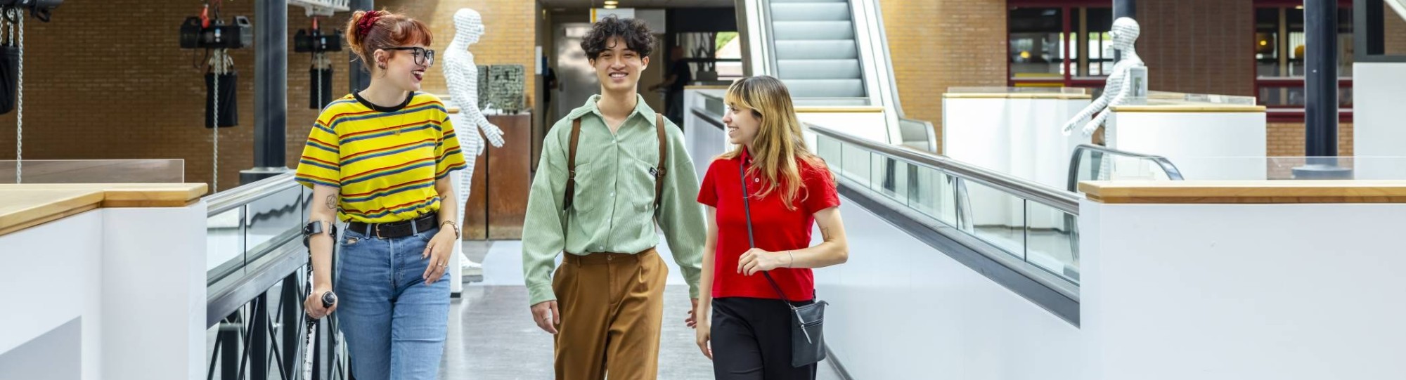 Studenten lopen door gang. Campagne studiejaar 23-24. Student Support Center. Fotoshoot 2023.