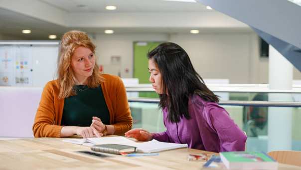 Toegepaste Psychologie TP, foto 2473, docent in gesprek met student aan tafel