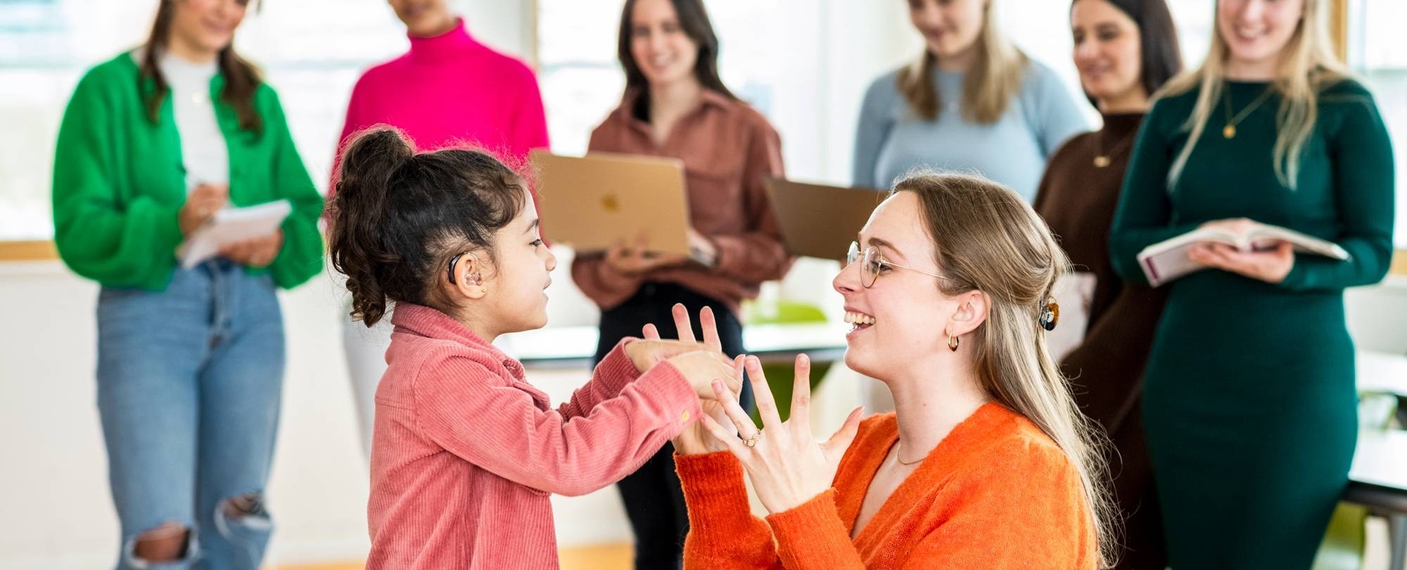 Studenten Logopedie krijgen les over behandeling kind