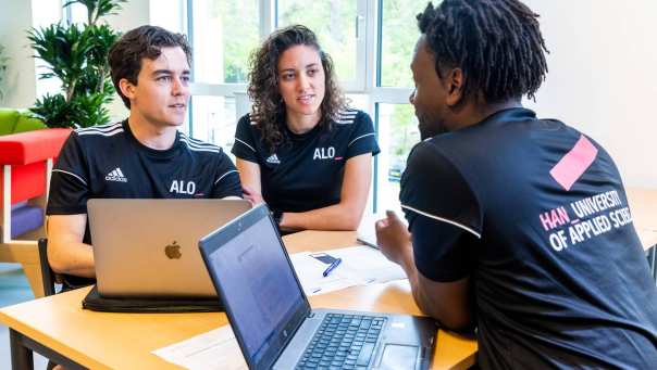 alo-deeltijd_studenten-laptop-tafel3_2022