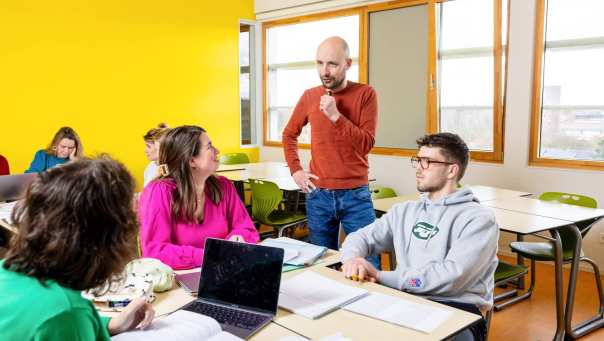 De studenten zijn in overleg met de docent. 