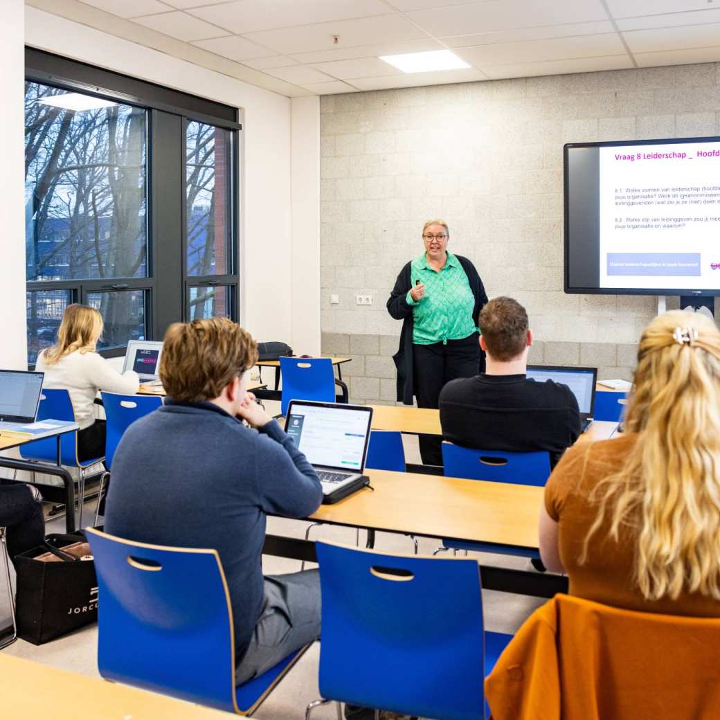 Een les van logistiek duaal, studenten zitten in een lokaal en luisteren naar de docent