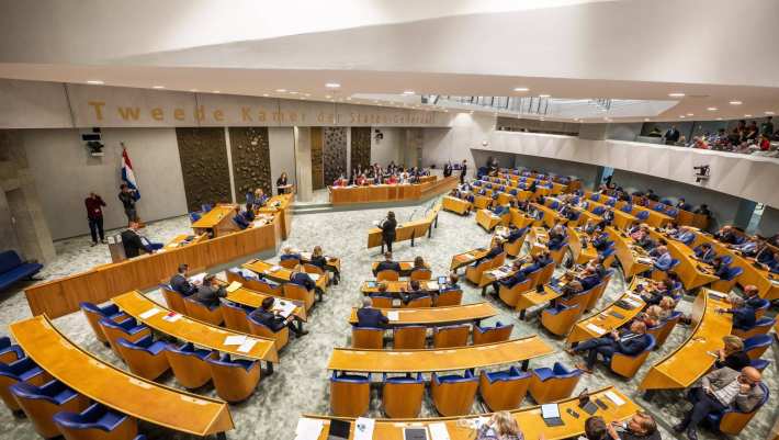 Een algemeen beeld van de plenaire zaal van de Tweede Kamer. 