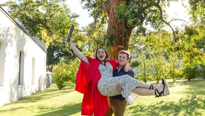 Claudia McLoad met haar man Lourenco Gouveia tijdens haar diploma-uitreiking in Zuid-Afrika. PhD