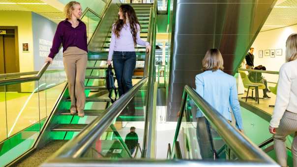 post-hbo bedrijfskunde deelnemers wandelen op de trap R31