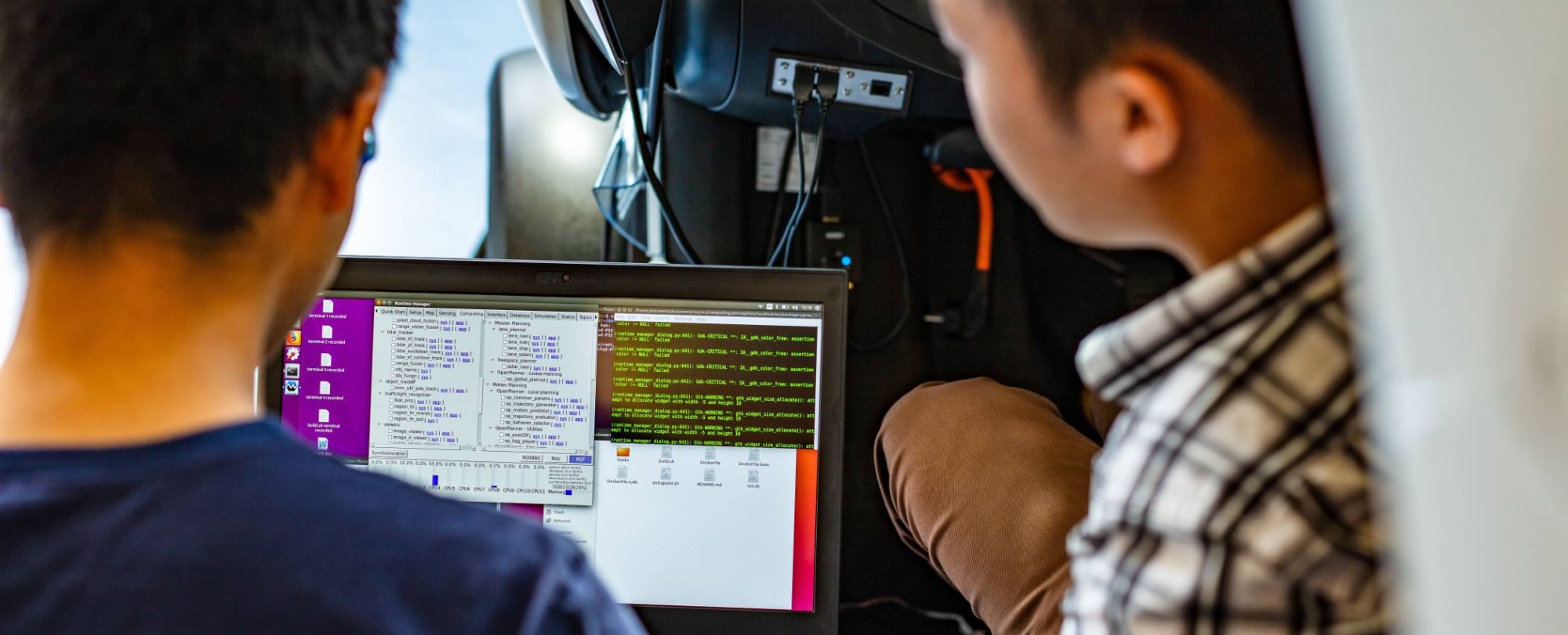 met laptop werken aan streetdrone auto