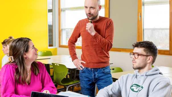 De studenten zijn in overleg met de docent. 