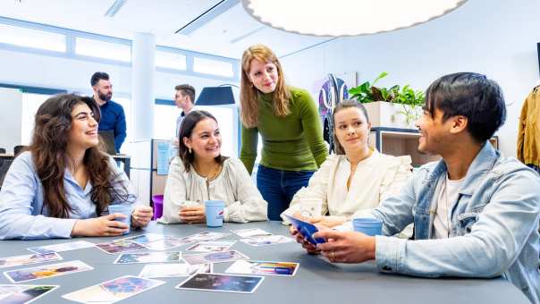 Studenten Toegepaste Psychologie van de HAN in gesprek met de docent