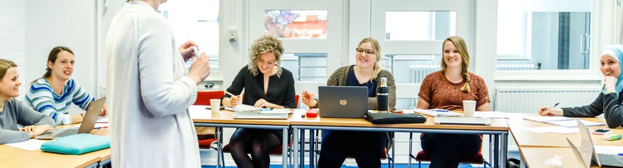 studenten luisteren naar docent