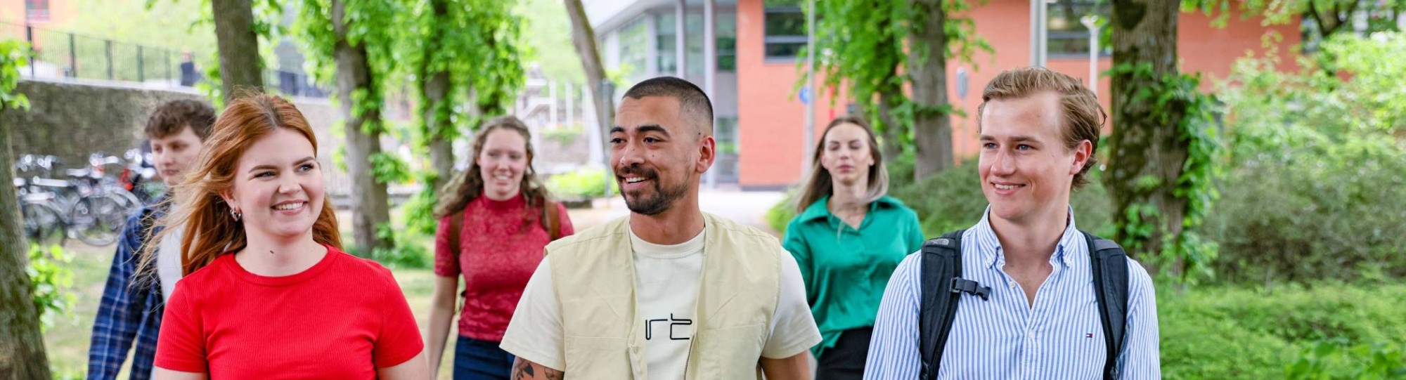 Aantal studenten wandelen in een groep