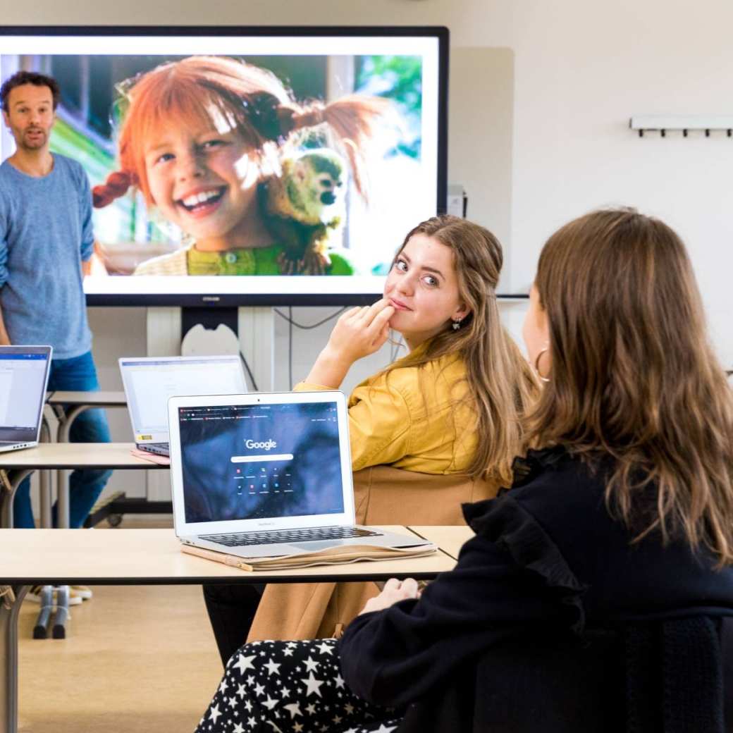 Leraar Academische lerarenopleiding primair onderwijs (ALPO) en studenten in de klas