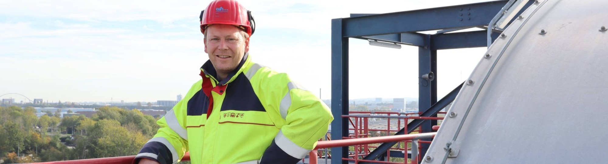 Ton Theunissen staand op het dak van ARN met op de achtergrond TPN-West