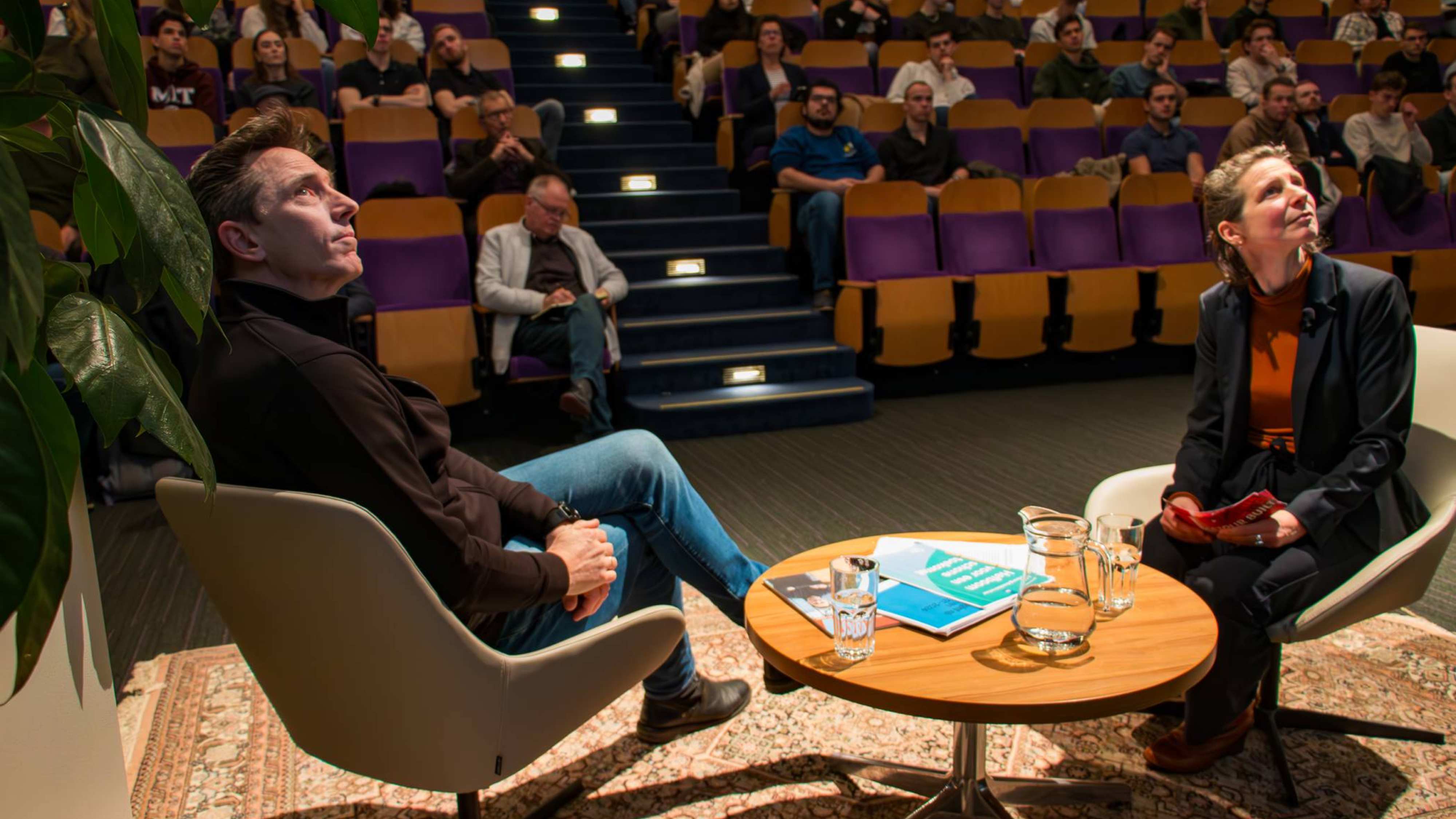 Collegetour Built met docent Hanneke Spoorenberg en Rijksbouwmeester Francesco Veenstra. 