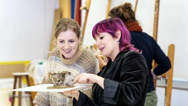 Studenten Master Vaktherapie – Beeldende Therapie – tijdens boetseren.