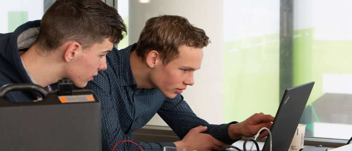 Rutger en Arno in het Fablab achter de pc. SEECE, Fruytier, Lucas Nulle, elektrokoffers