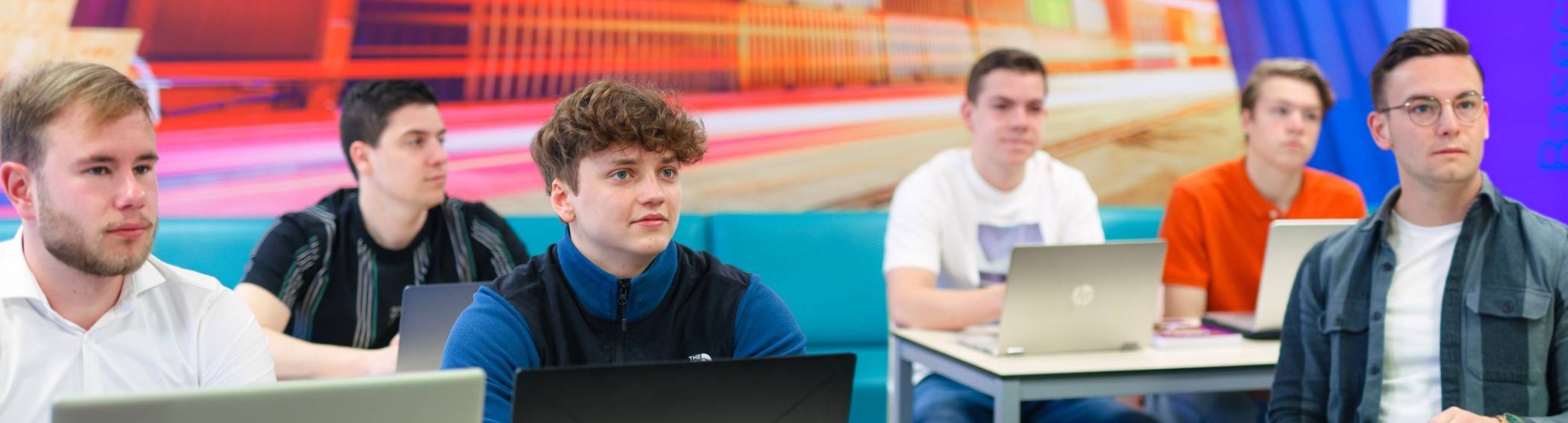 Foto Logistics Management voltijd, klassetting, studenten met laptop in het lokaal