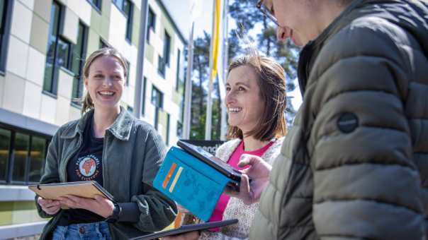 studenten buiten in gesprek op papendal