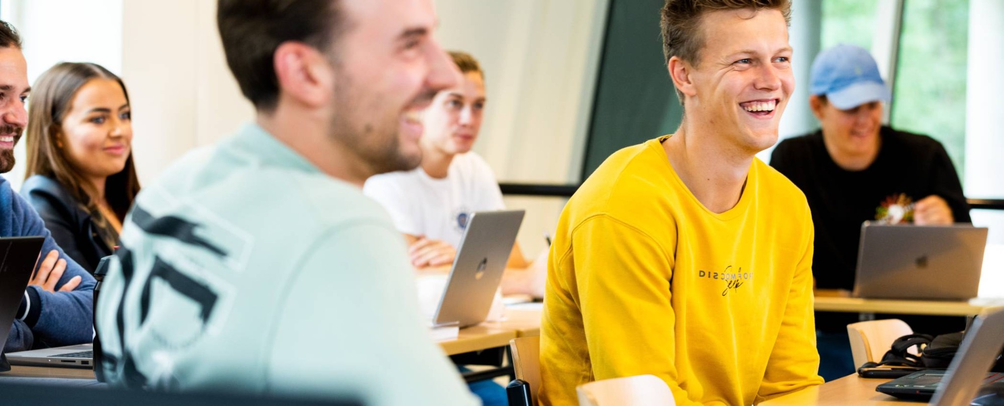 sportkunde deeltijd student lacht in de klas