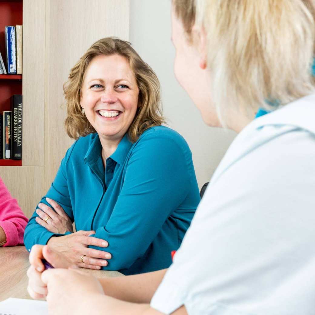 Hulpverlener in gesprek op een bankje