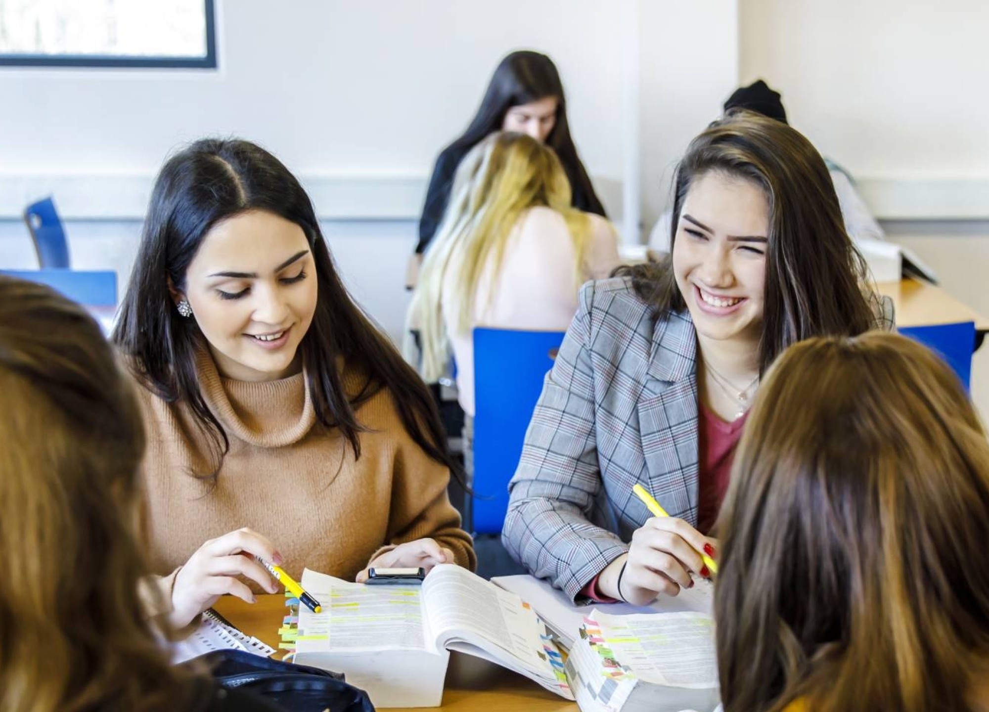 Bachelor studenten overleggen met elkaar in een klaslokaal op de HAN.