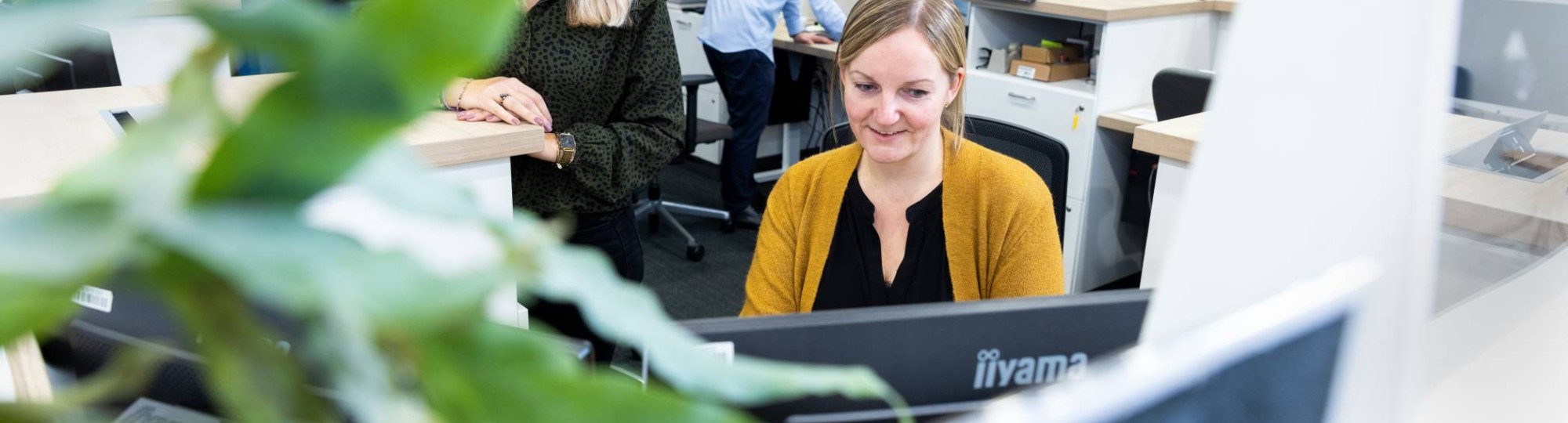 Tessa Warren en Nicolle Touwen, medewerkers van ASKHAN, in de kantoortuin