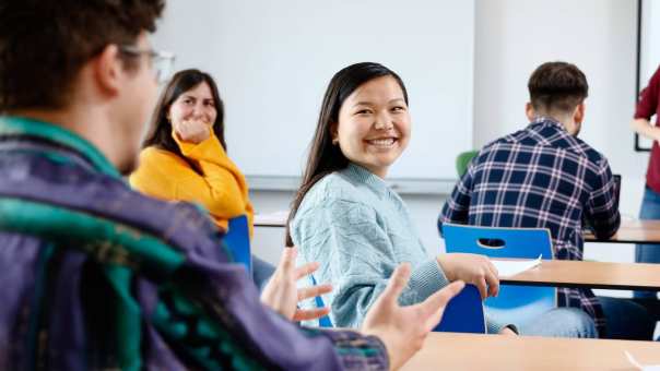 International Social Work studenten die enthousiast zijn over het voeren van persoonlijke gesprekken.