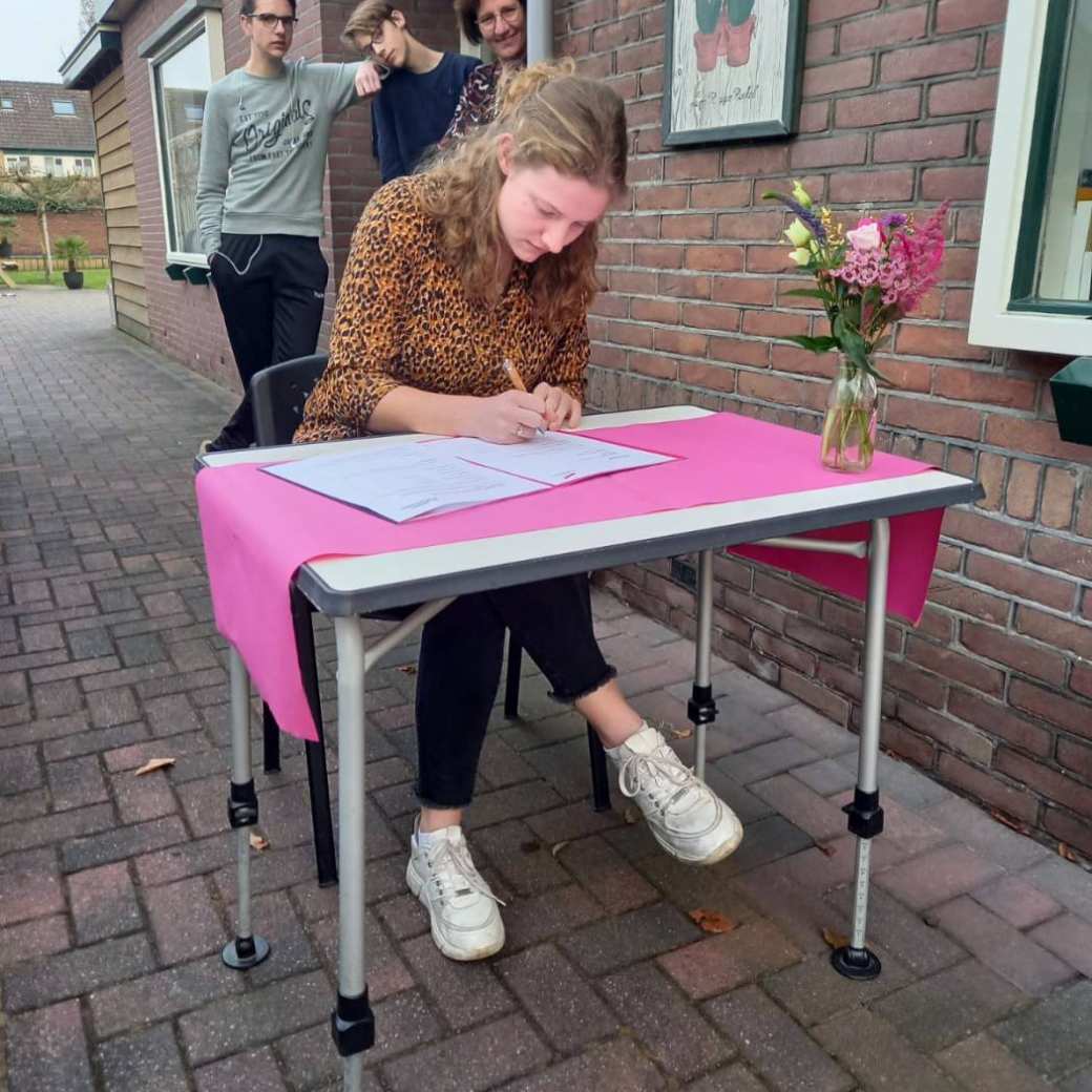 joanne van roekel ontvangt haar diploma ergotherapie aan huis