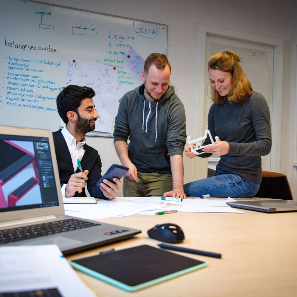 Anwar Manlusadoon,  Fabian van Dijk en Mylene van Melzen bij het project Solarmeubel bij het MIC op het IPKW. SEE, SEECE, hybride leeromgeving, Powerlab, Engineering