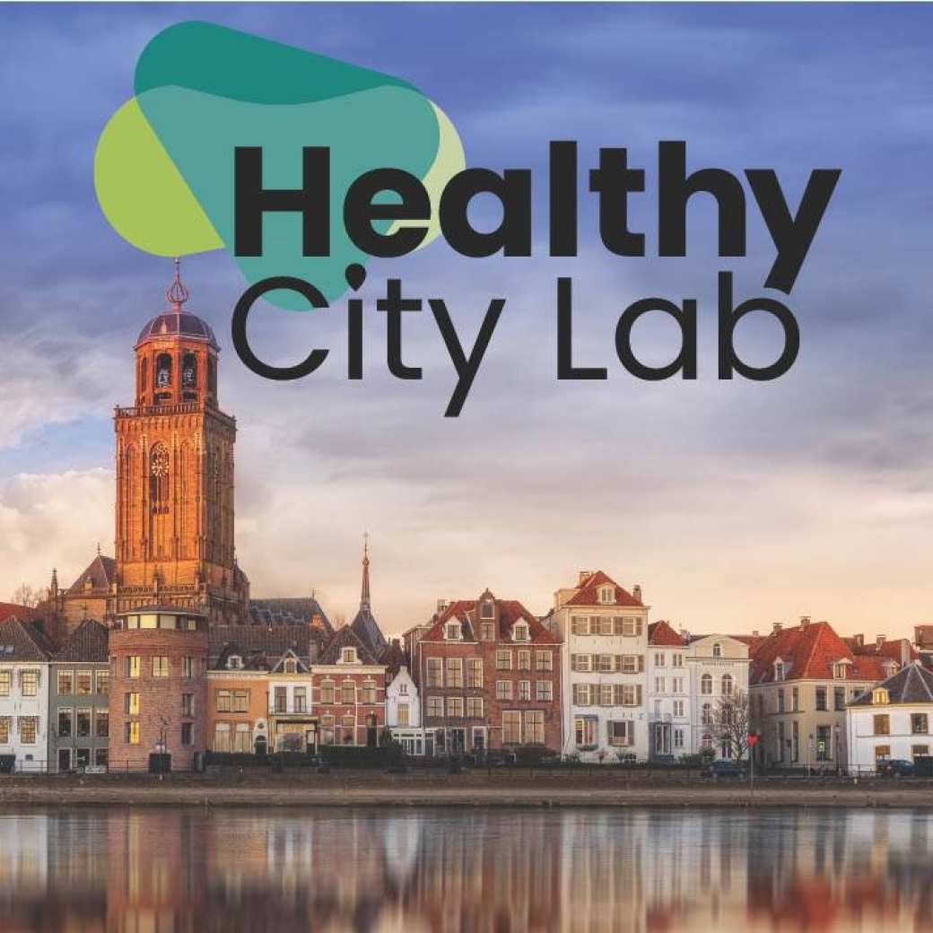 Afbeelding van de Ijsselkade in Deventer, met de tekst Healthy City Lab bovenaan in beeld en onderaan logo's van alle partners