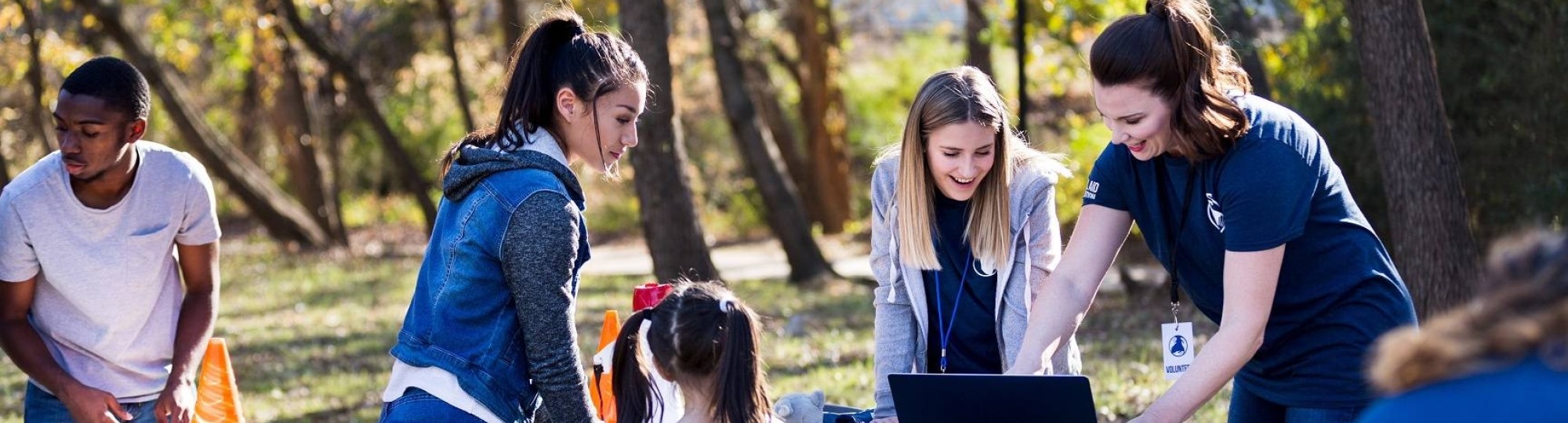 in park, deelnemers aan test, met laptop