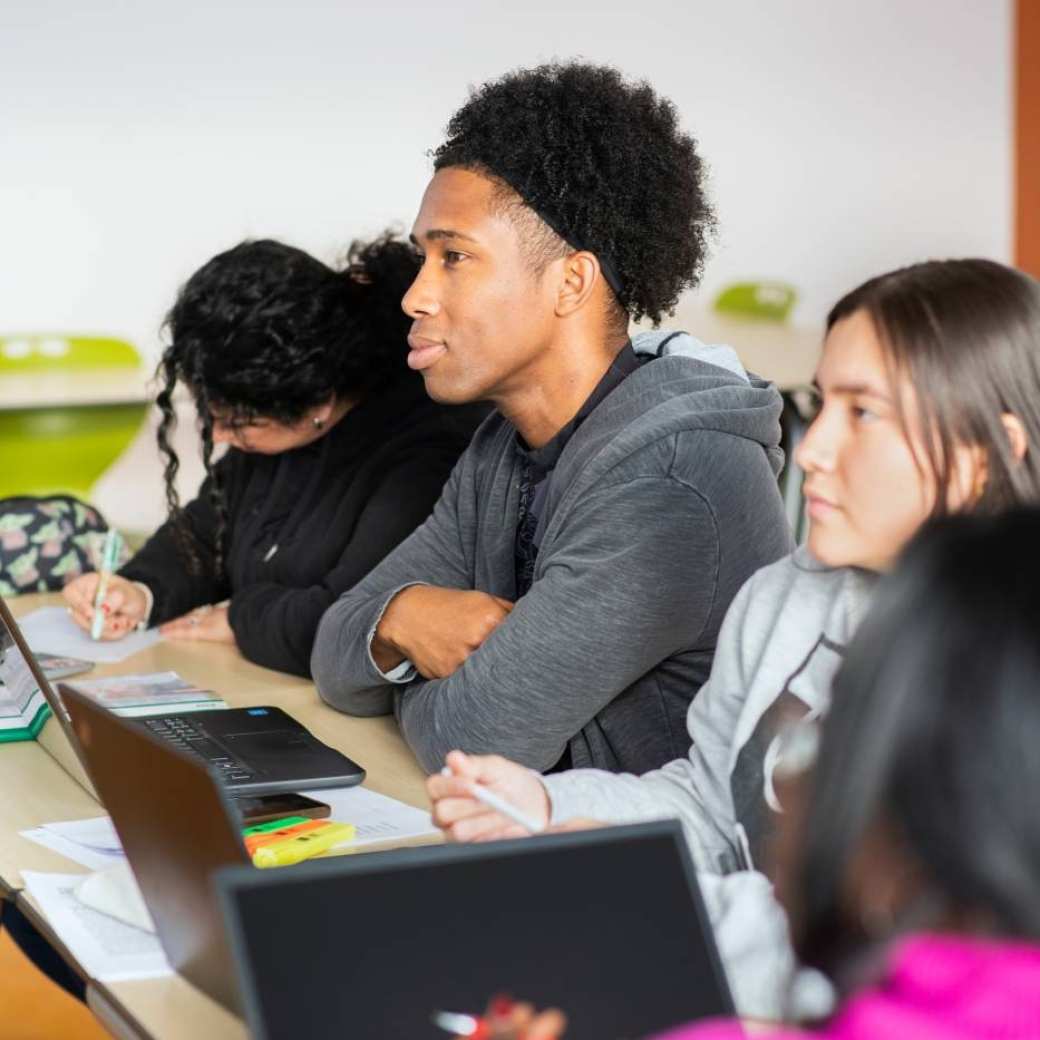 Foto Master Academie Educatie. Studenten luisteren aandachtig. 