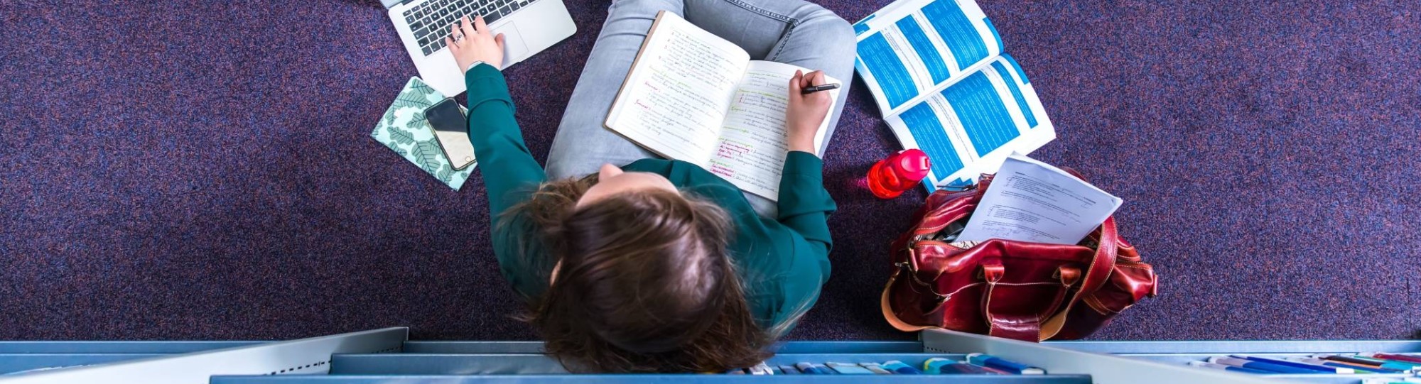 Een student en onderzoeker bekijken de resultaten van het lectoraat Volwaardig Leven met Autisme.