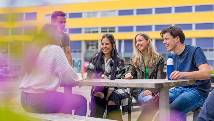 AFEM studenten buiten plein Arnhem