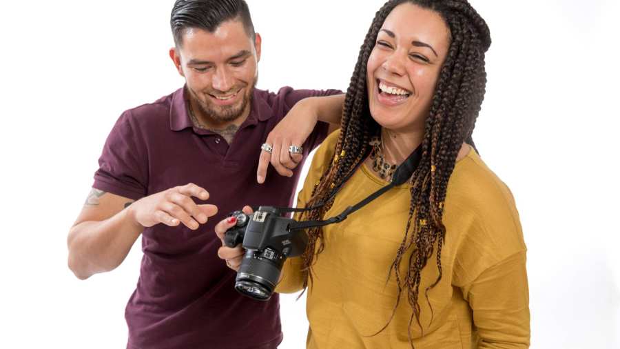 jongen en meisje lachend met fotocamera