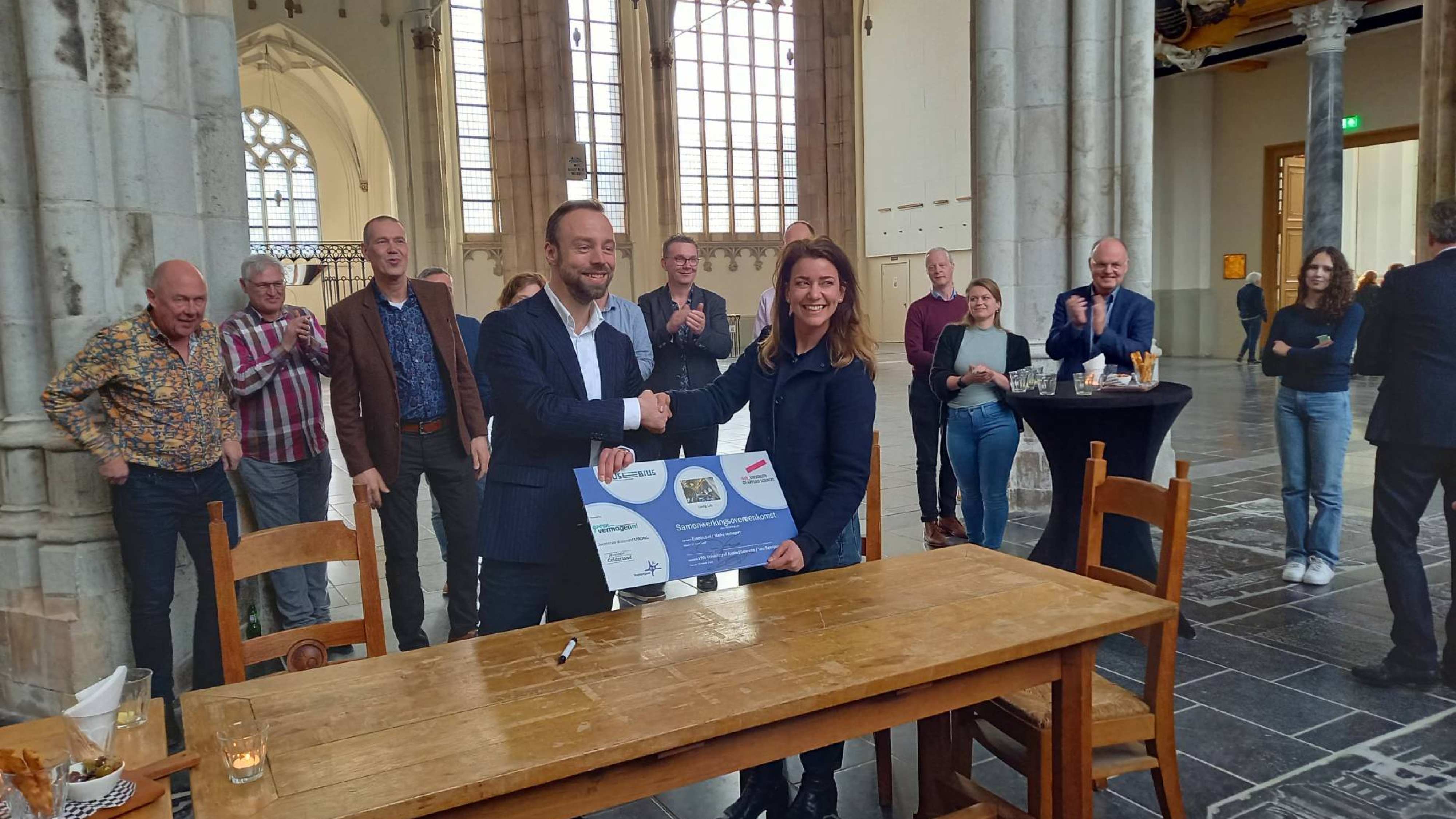 Twee mensen schudden elkaar de hand in Eusebiuskerk