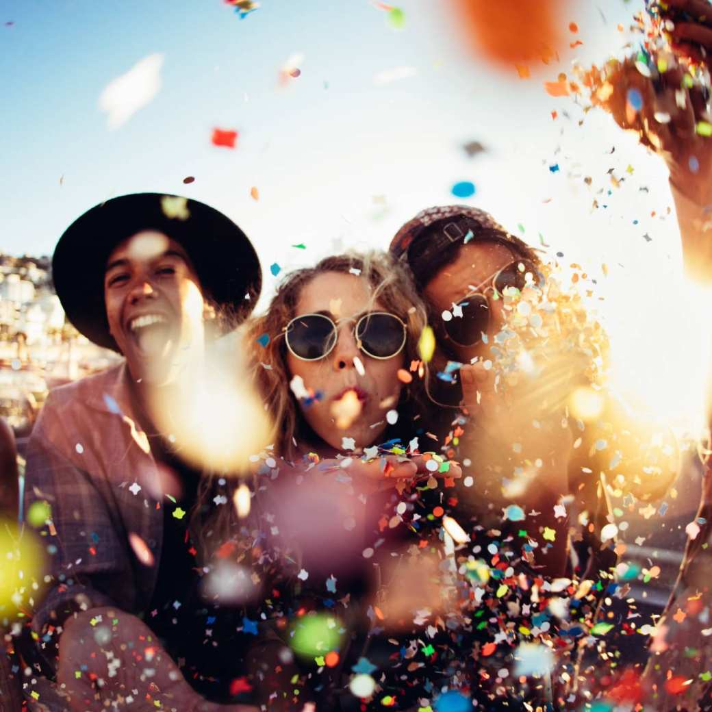 Feestvierende studenten in een zonnige setting