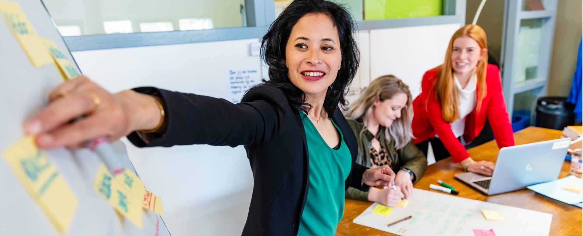 Deelnemers aan de module ontwerpen en ontwikkelen plakken post-its op een flipover