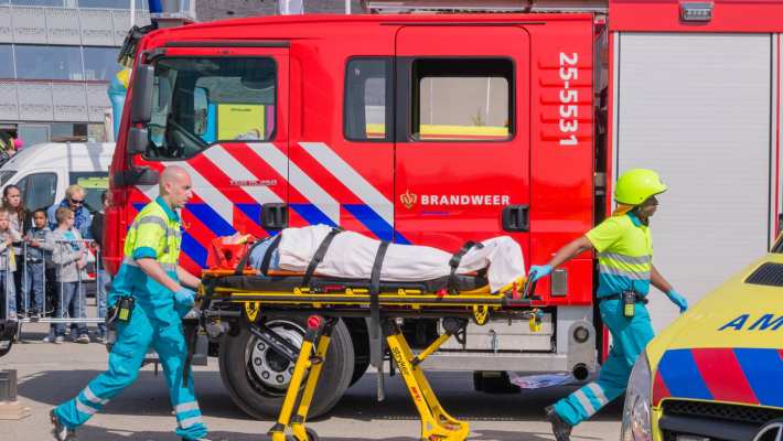 Slachtoffer wordt op brancard weggevoerd door medisch hulpverleners