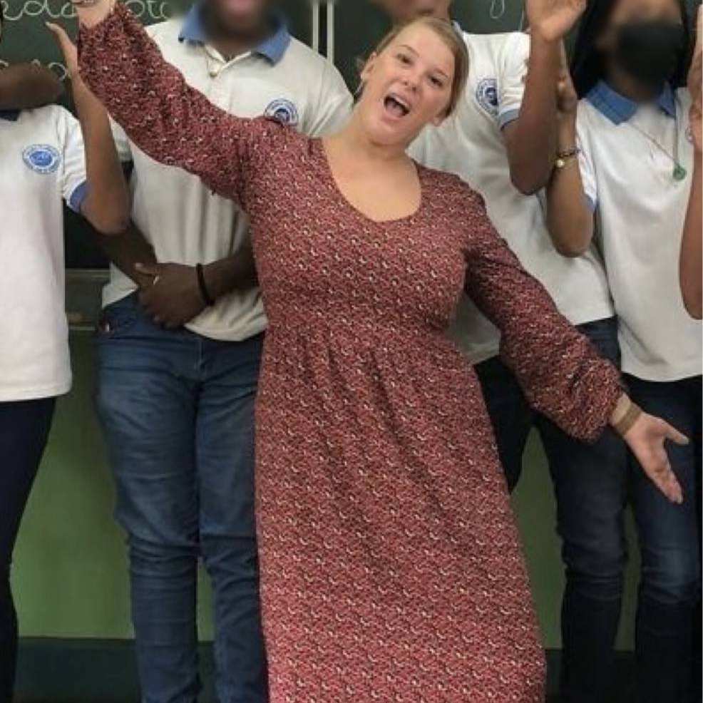 Foto van Dionne Nogarede op een school in Curaçao